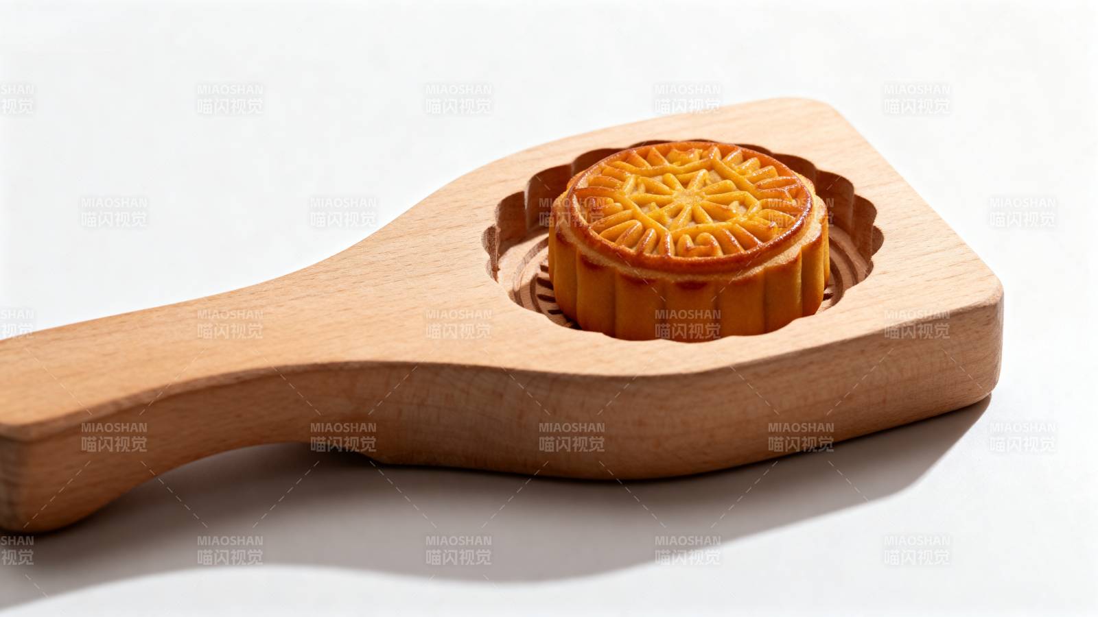 木模中的月饼图片