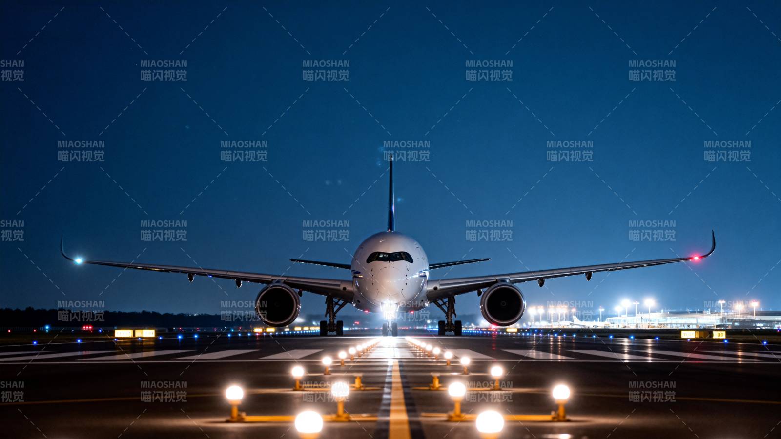 夜航飞机准备起飞图片