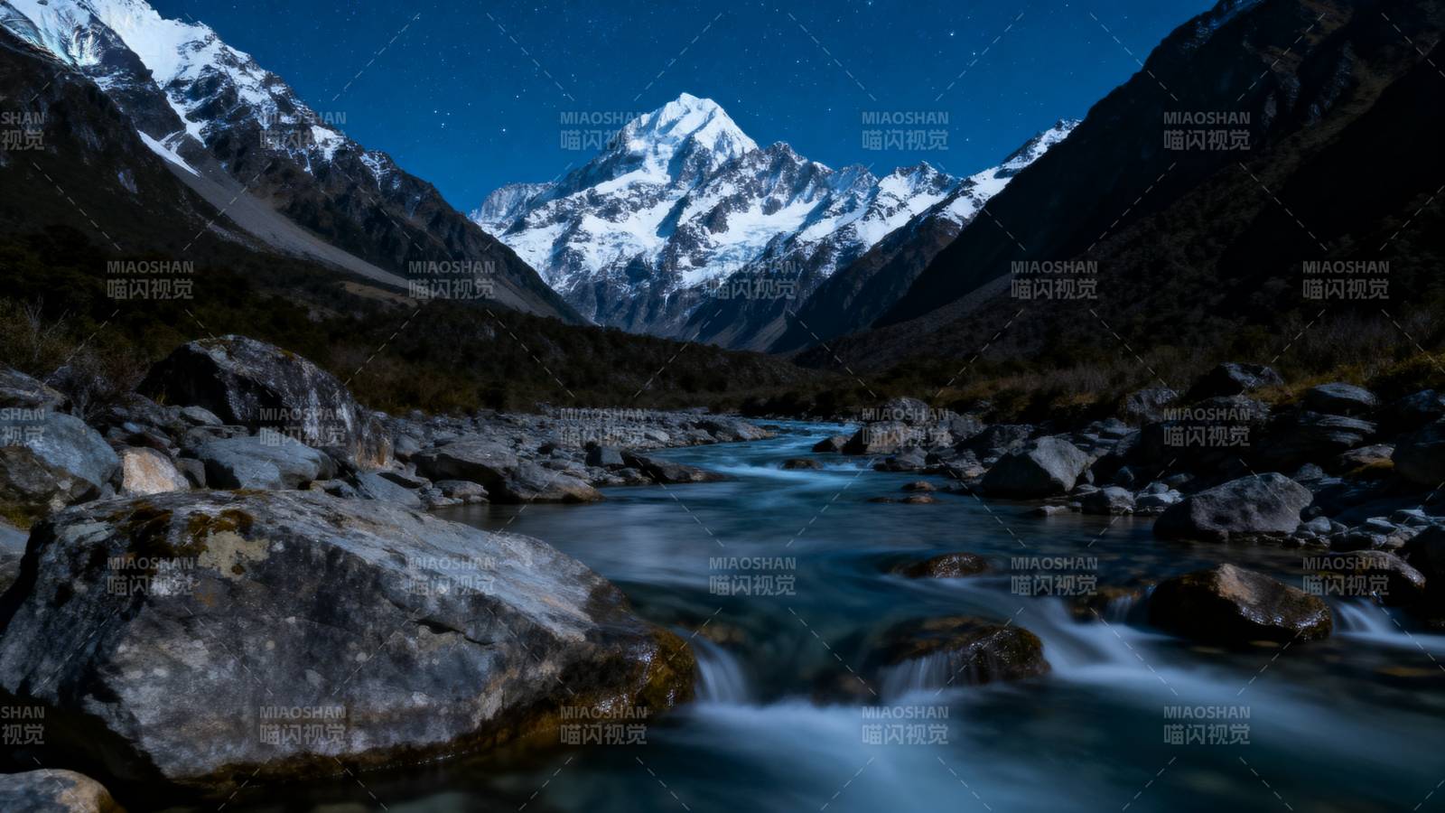 雪山夜溪流图片