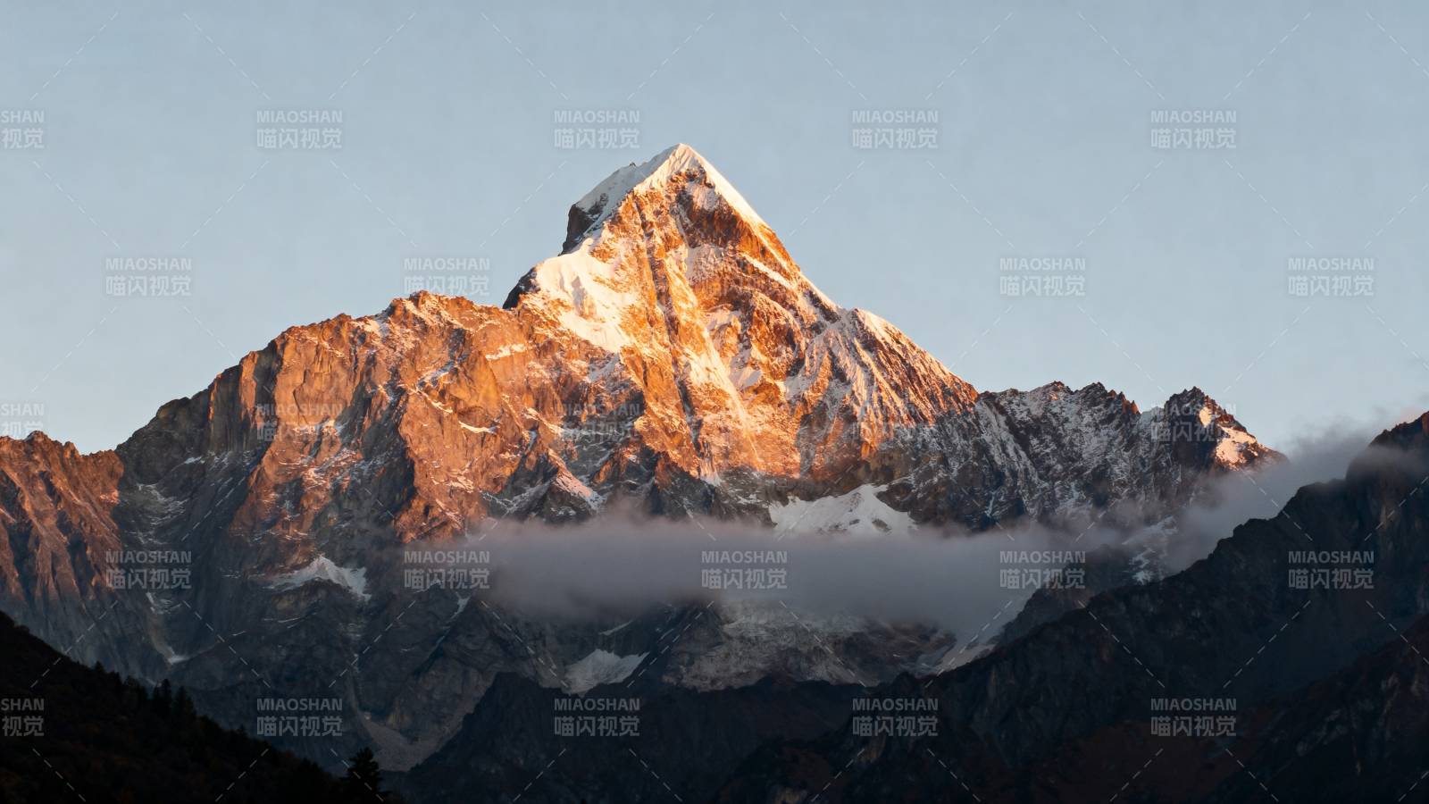 雪山之巅 云雾缭绕图片