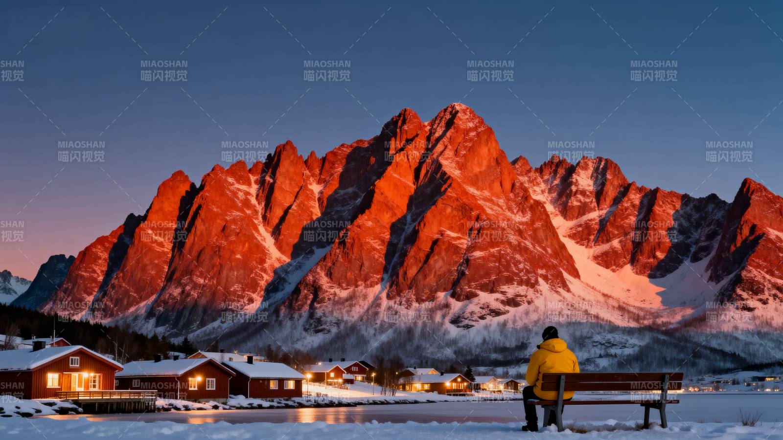雪山晨曦 静谧小镇图片