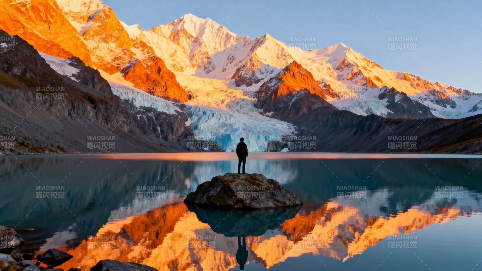 雪山倒影湖畔人影图片