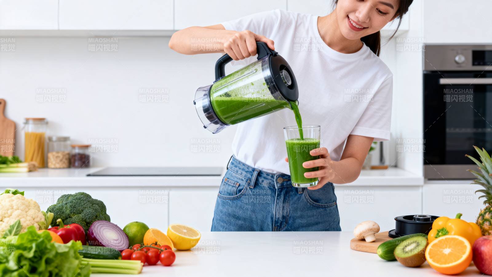 健康绿色果汁制作图片