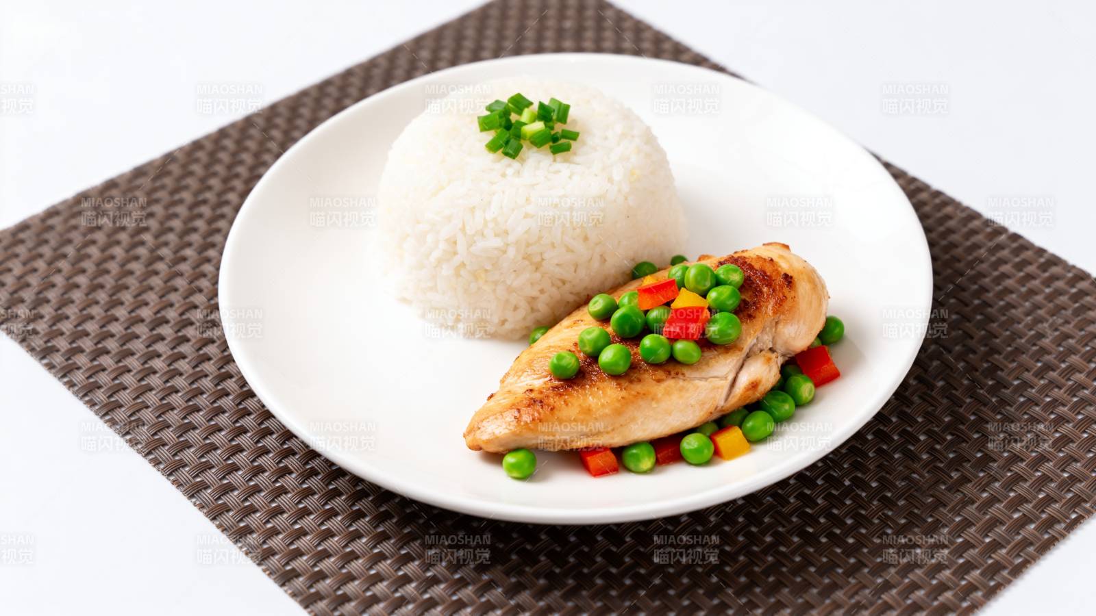 鸡肉配米饭蔬菜图片