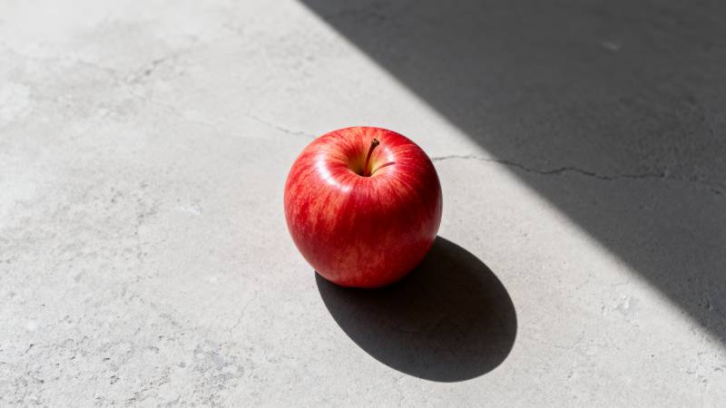 红苹果静置于光影中图片