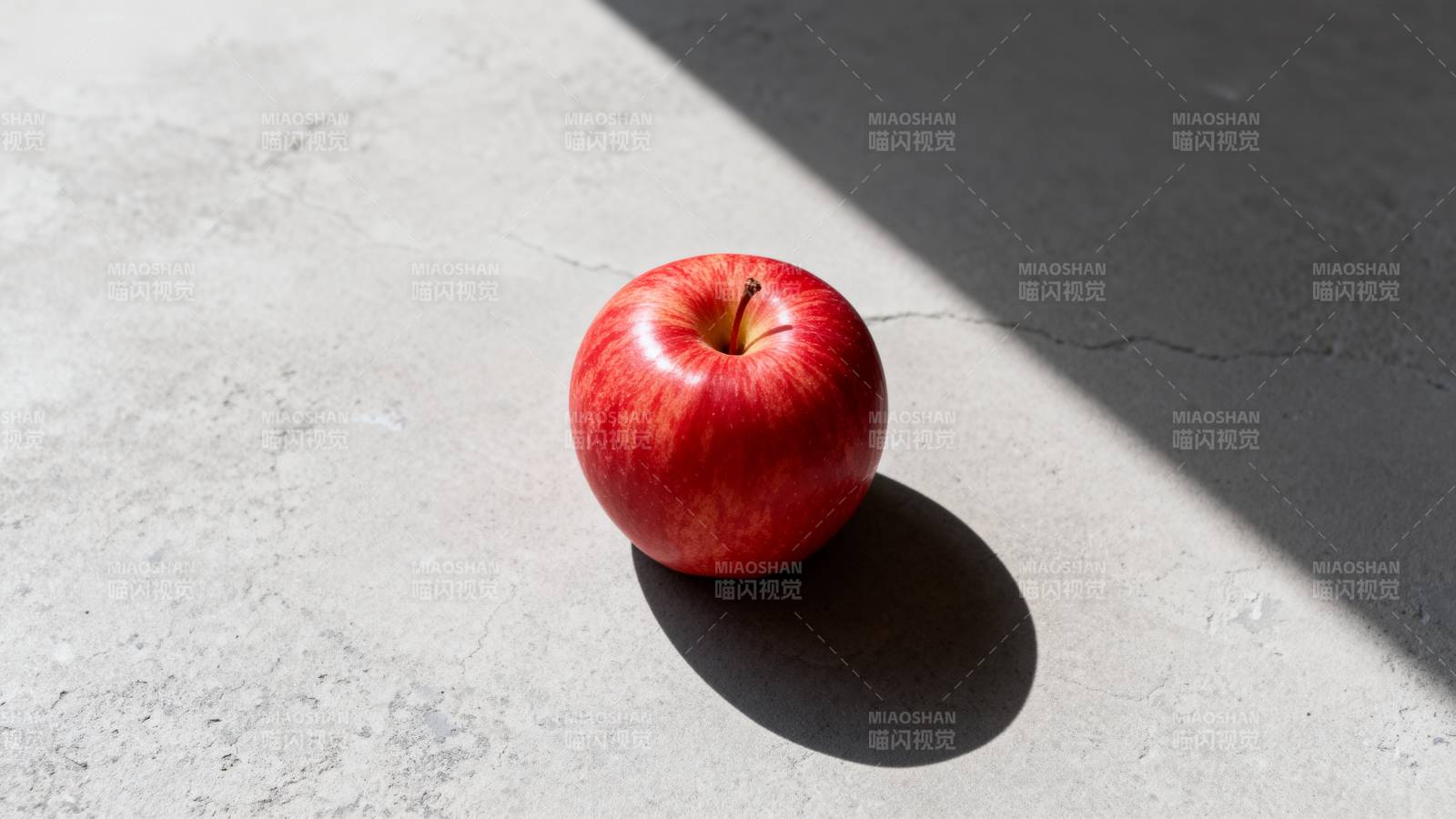 红苹果静置于光影中图片