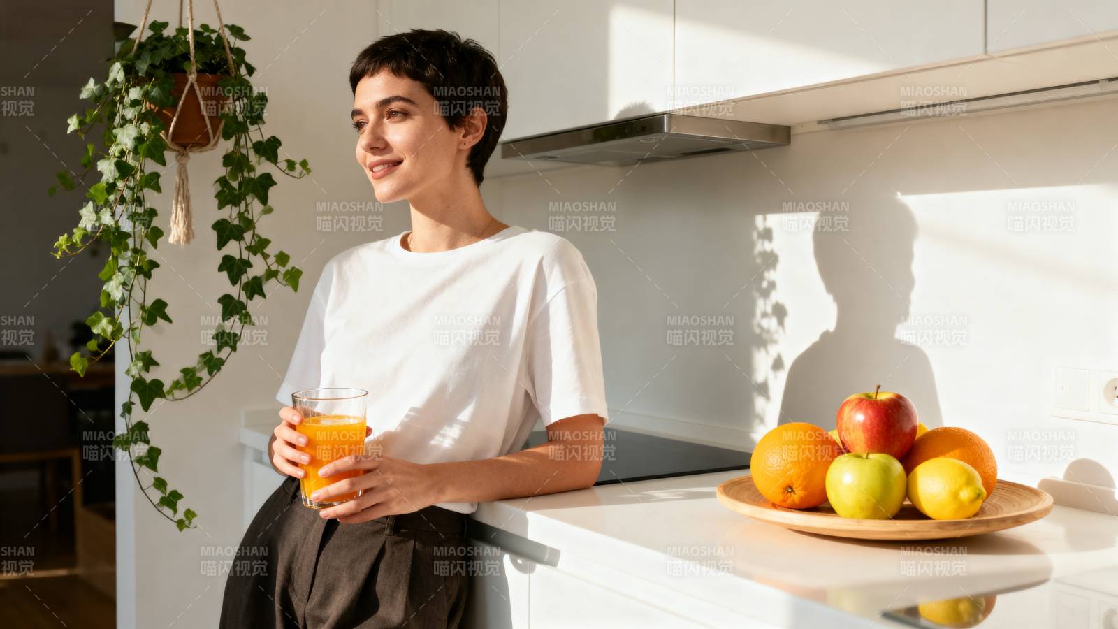 阳光厨房里的清新时光图片