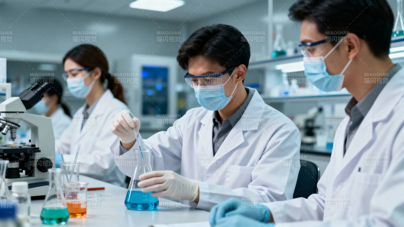 实验室科研人员工作图片