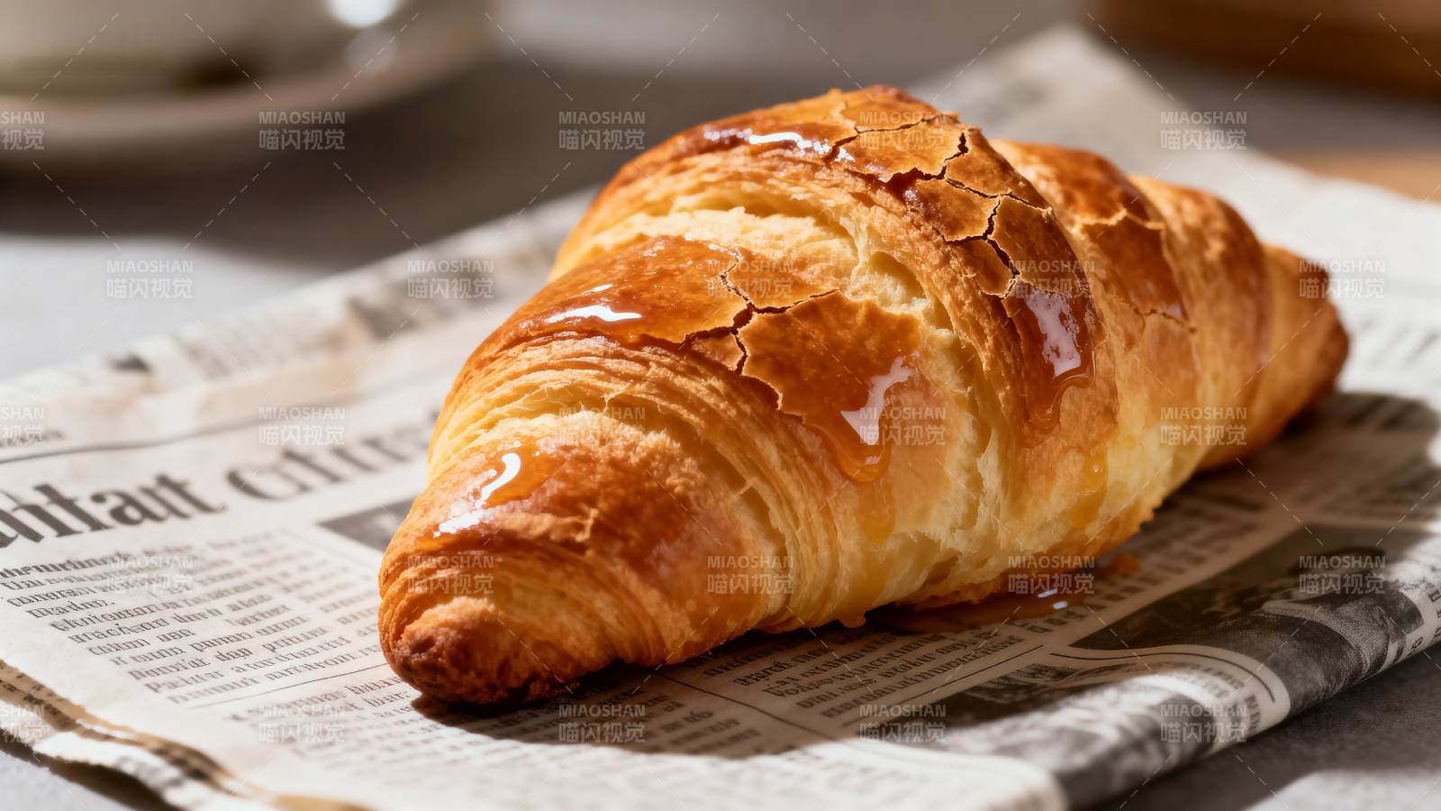 金黄酥脆羊角面包图片