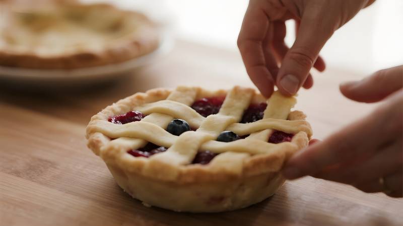 编织派皮的瞬间图片