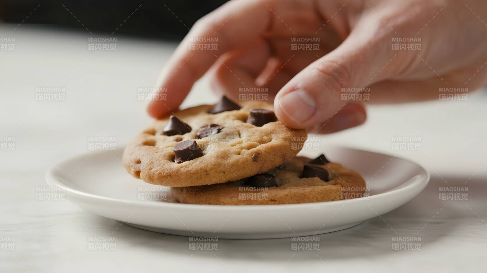 手拿巧克力 chip 饼干图片