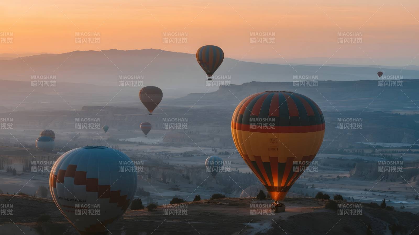 热气球晨曦翱翔图片