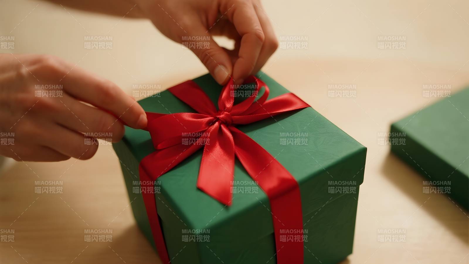 系红丝带的绿礼盒图片