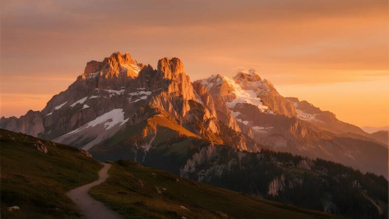 雪山日出美景图片