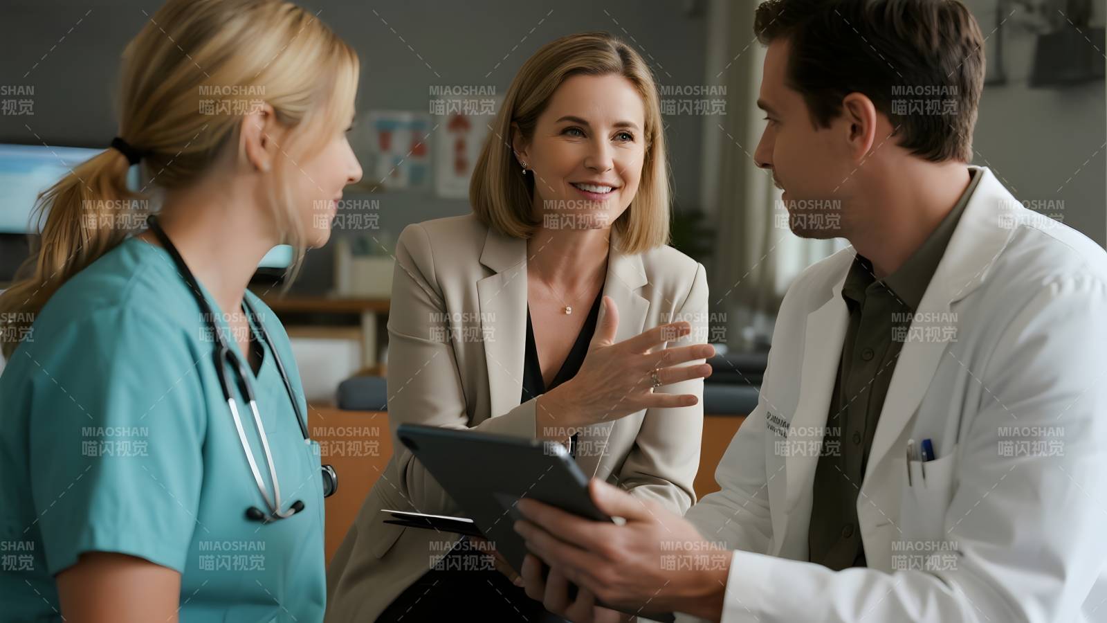 医生与护士交流病情图片