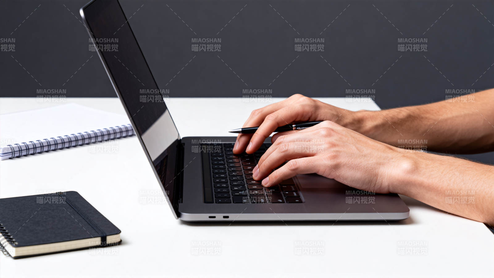 专注工作 键盘敲击图片