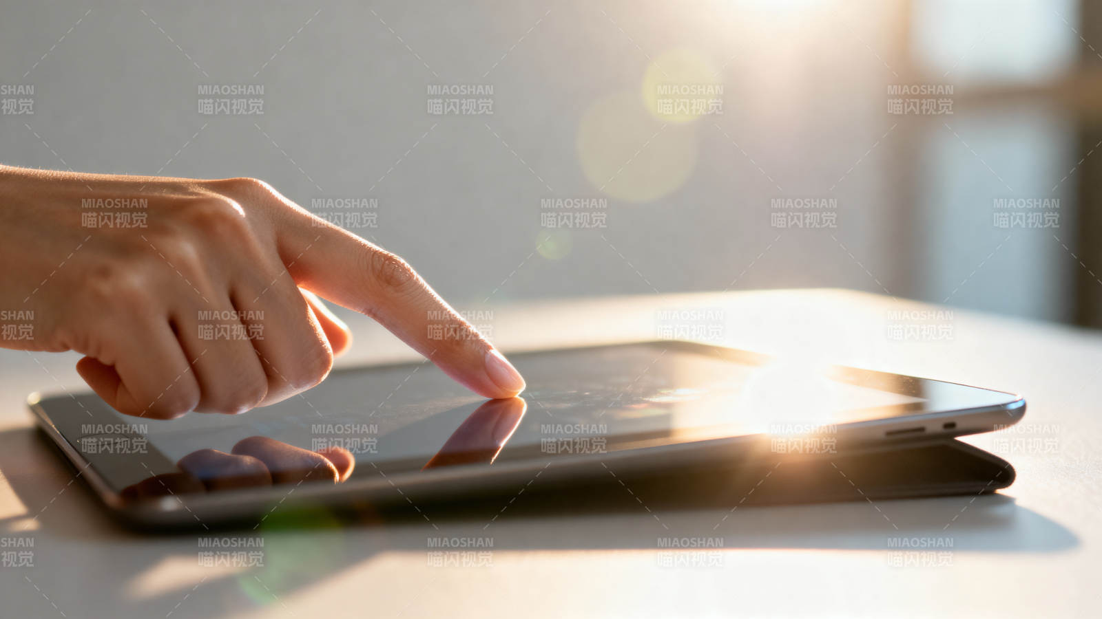 指尖轻触平板屏幕图片