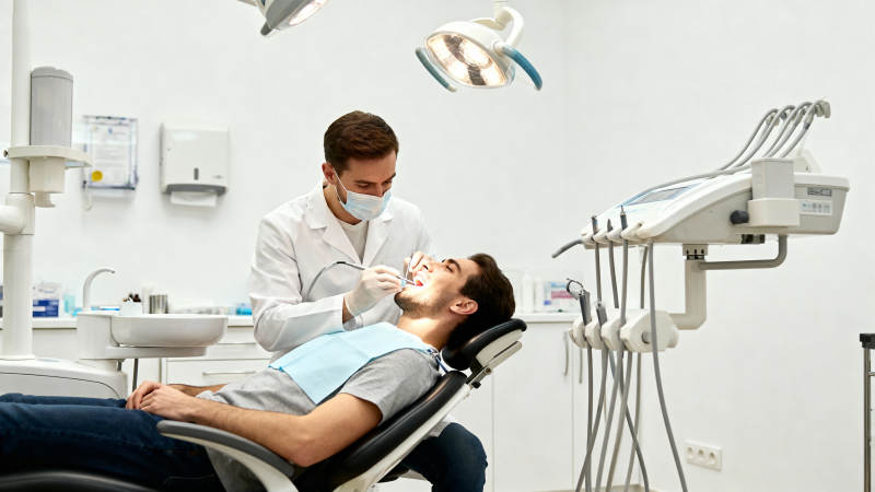 牙医诊疗患者图片