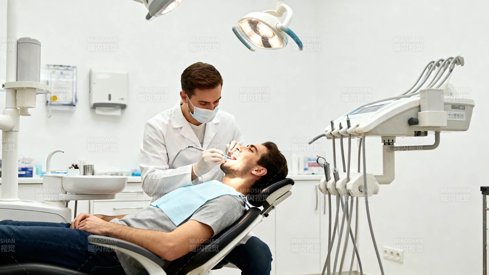 牙医诊疗患者图片