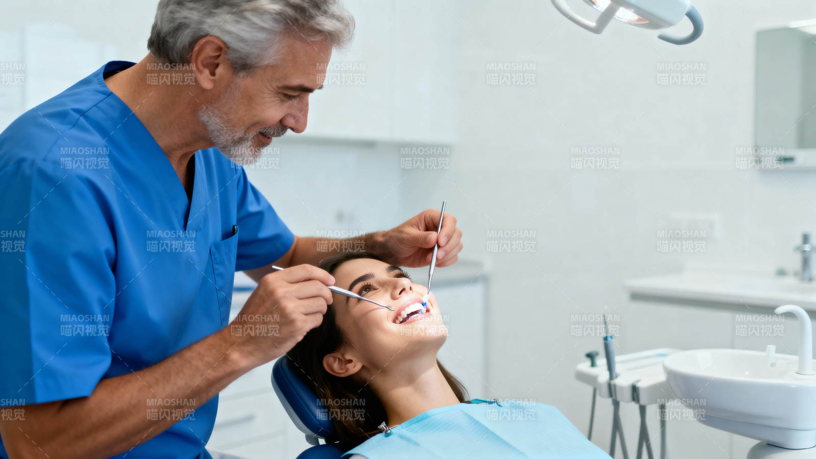 牙医检查患者牙齿图片