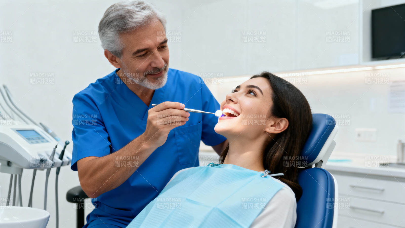 牙医检查患者牙齿图片