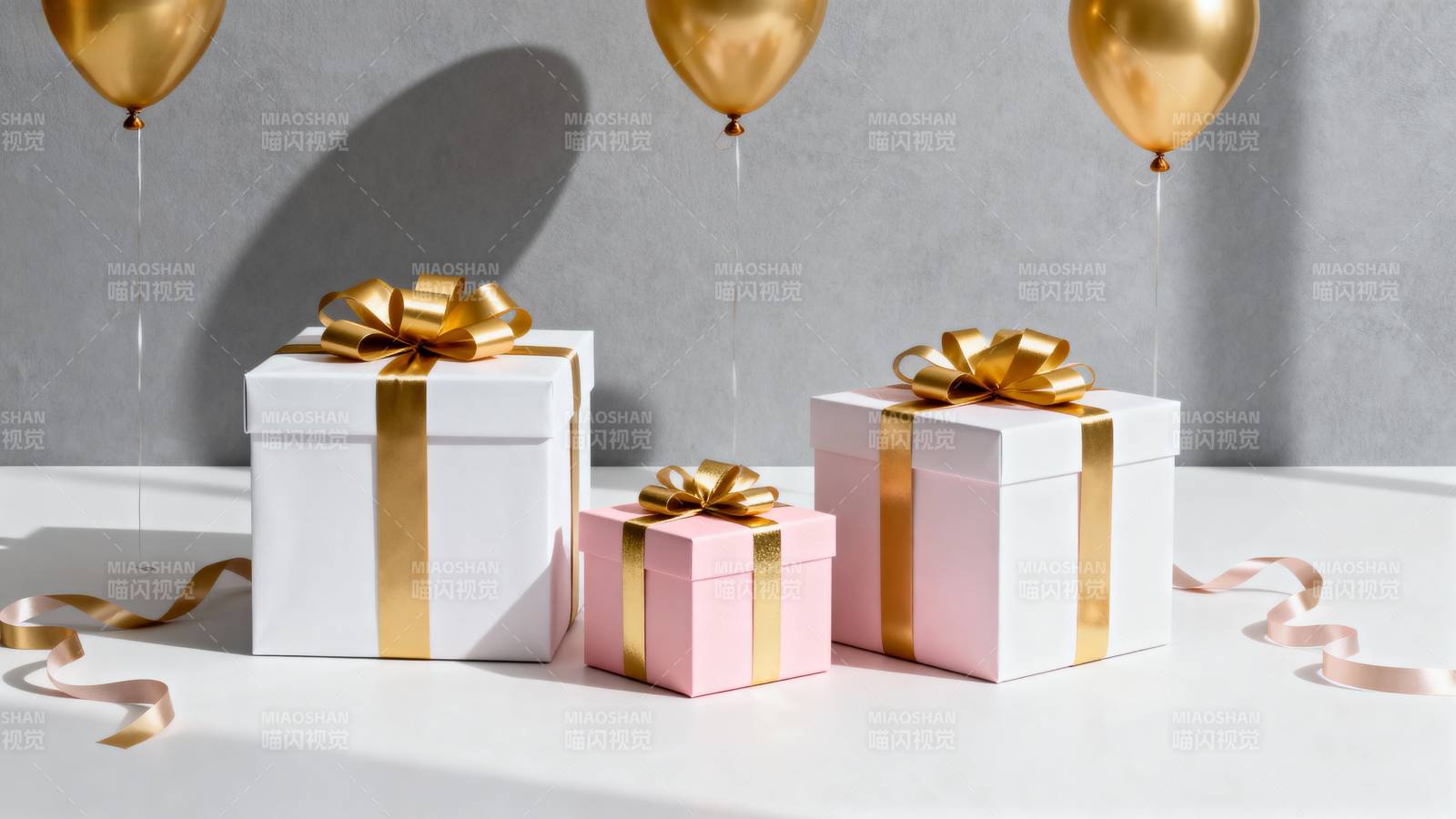 金色气球与礼盒图片
