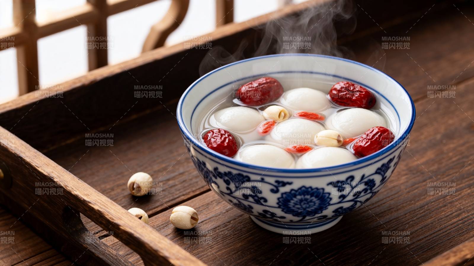 热腾腾的汤圆图片