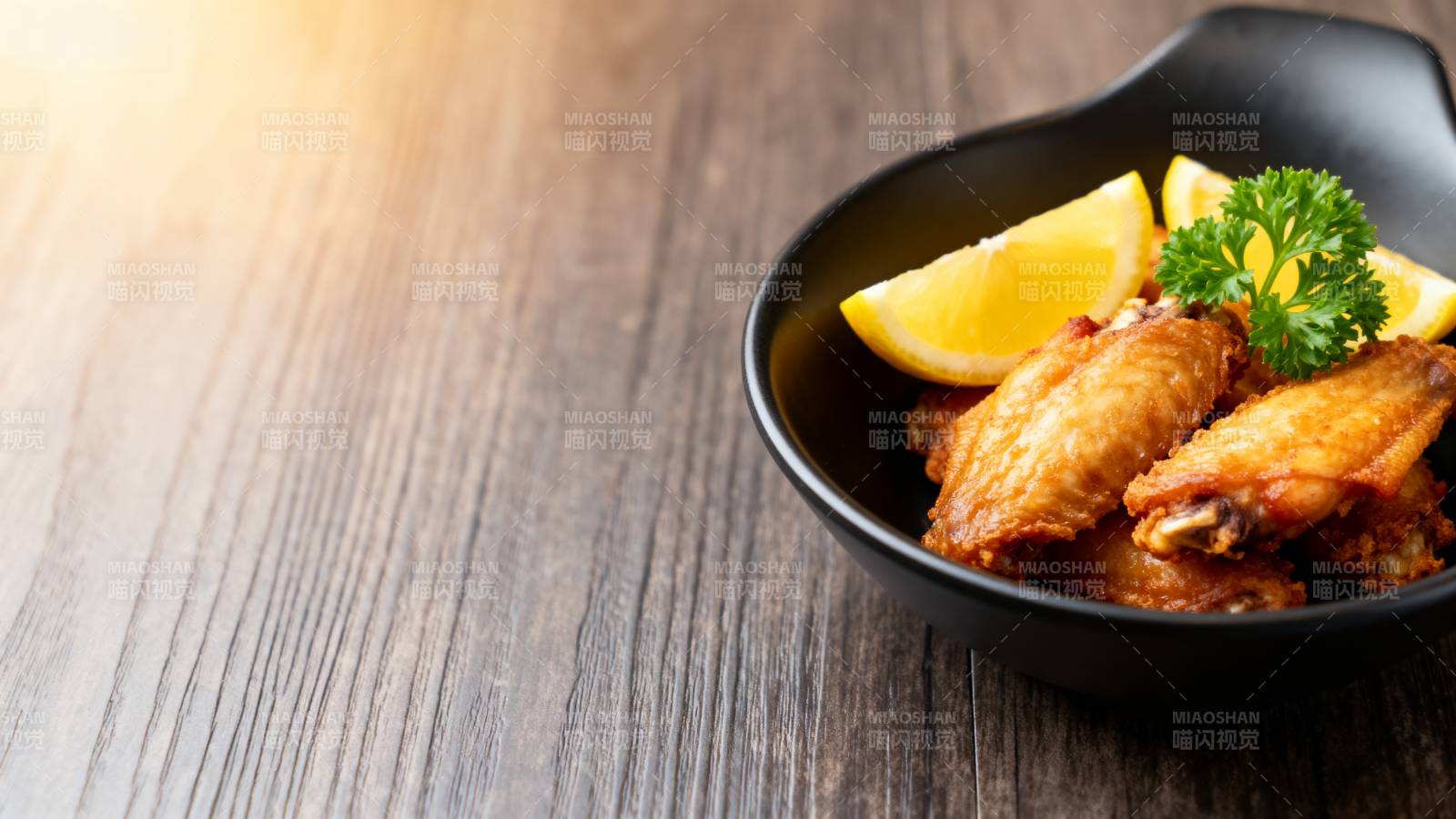 香煎鸡翅配柠檬图片