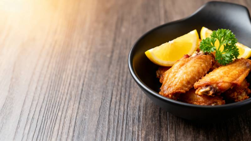 香煎鸡翅配柠檬图片