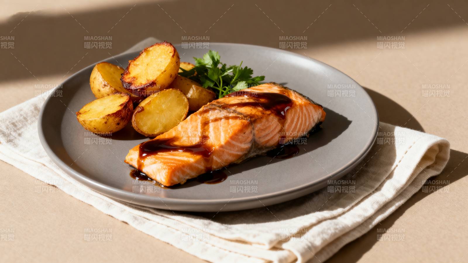 香煎三文鱼配土豆图片
