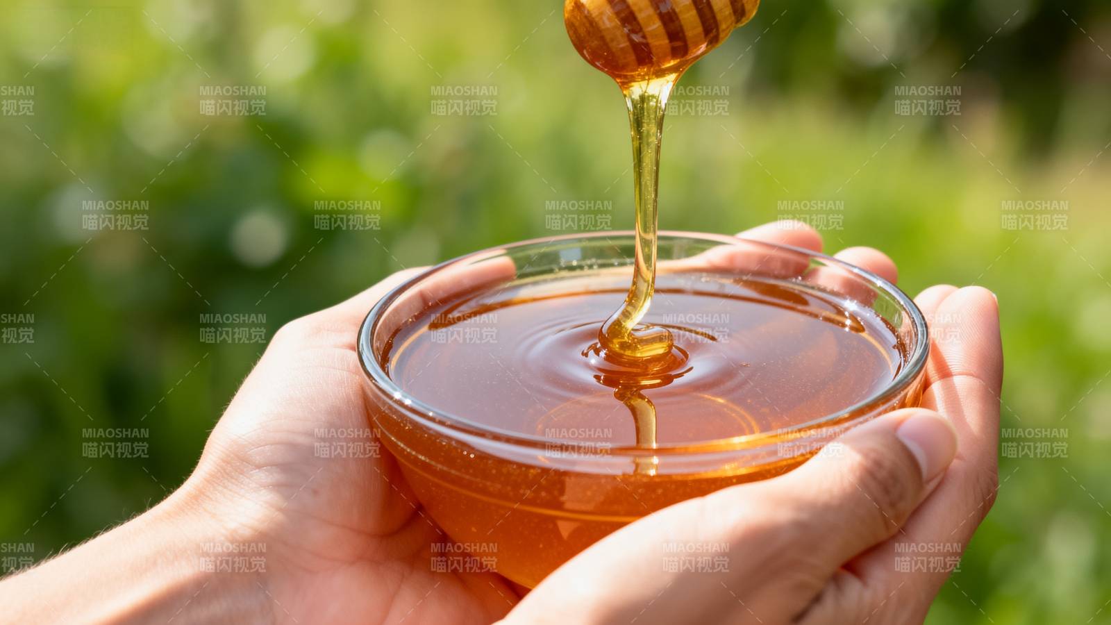 蜂蜜滴落 甜蜜瞬间图片