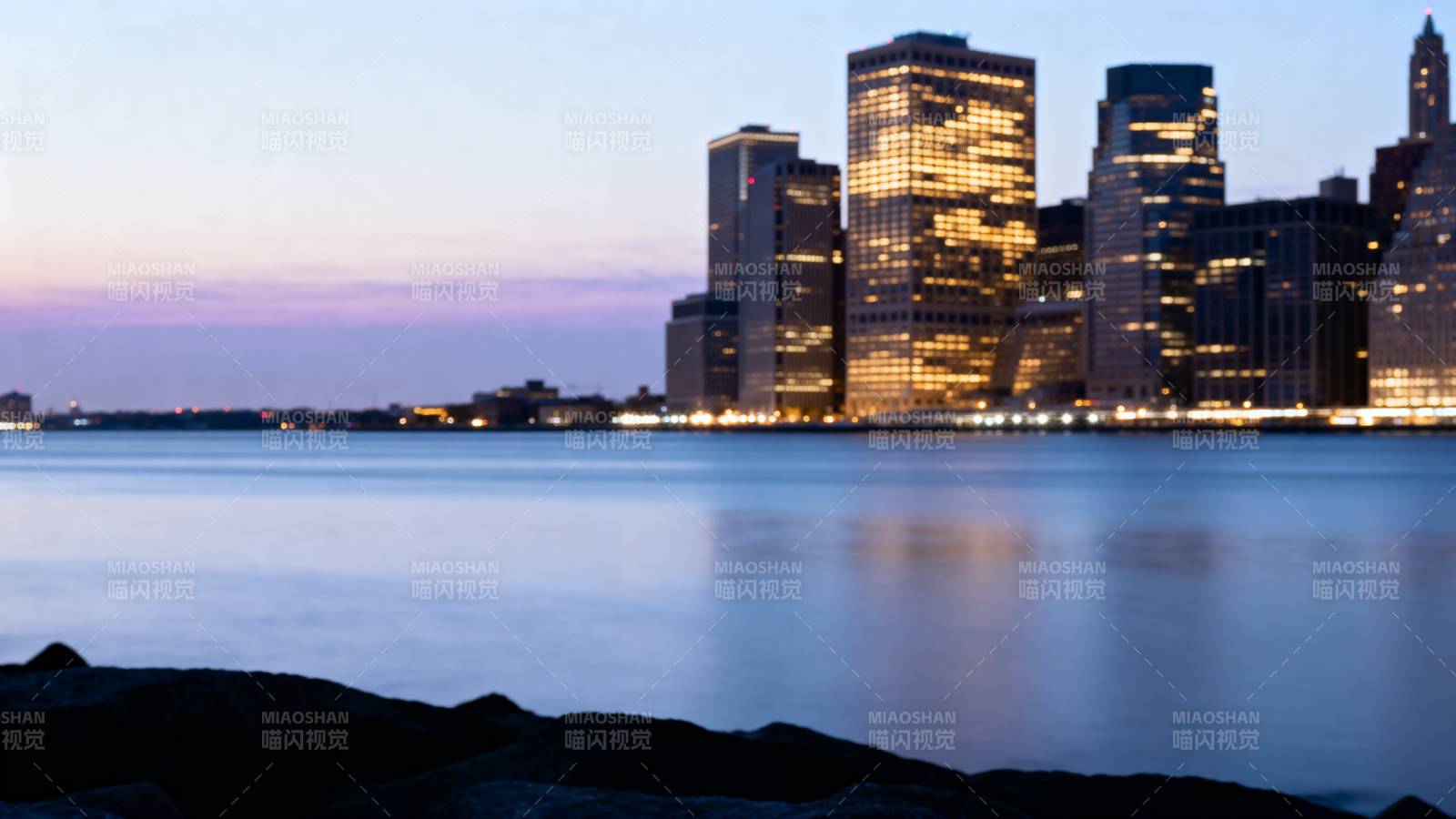 城市夜景水天一色图片