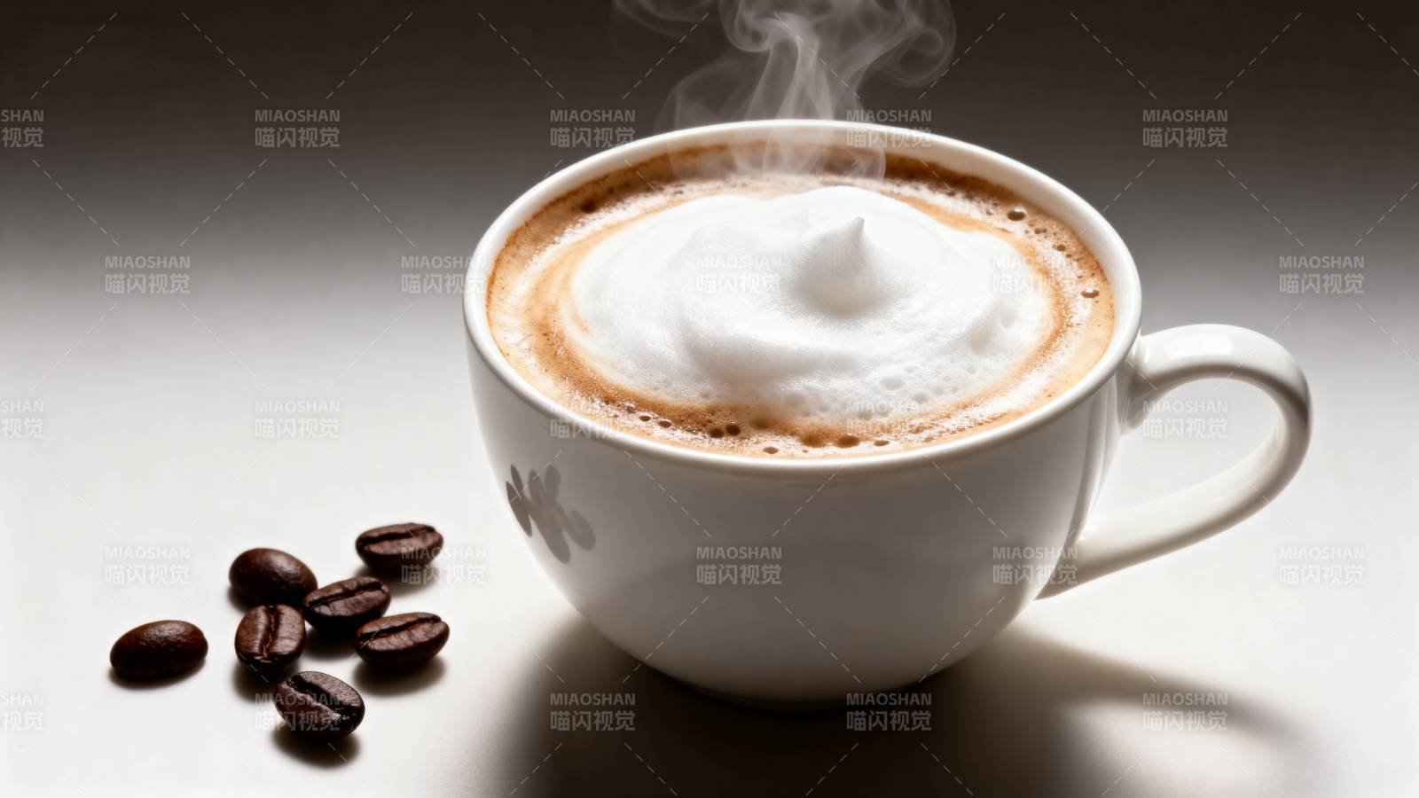 热咖啡与咖啡豆图片
