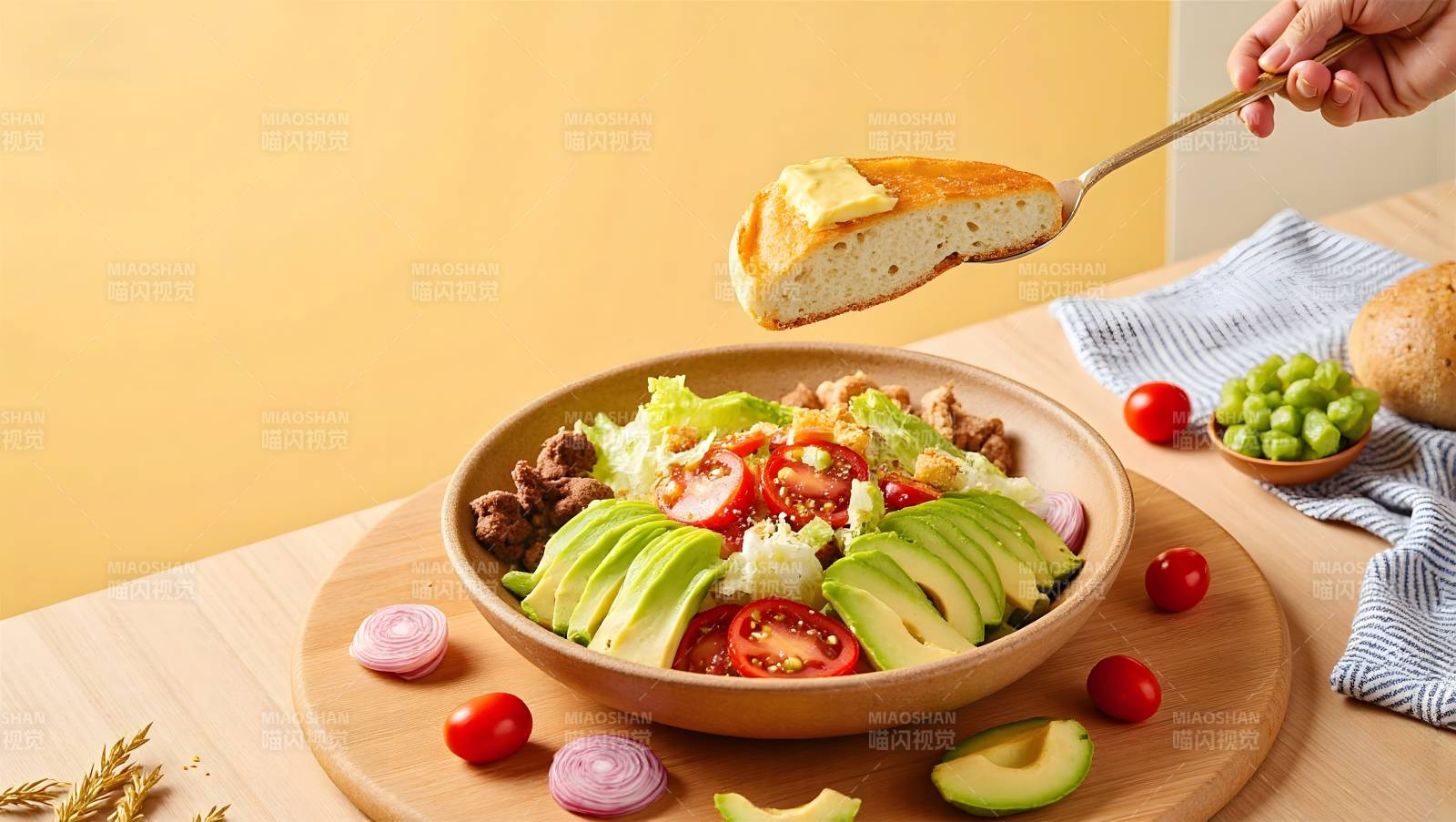 美味沙拉配面包图片