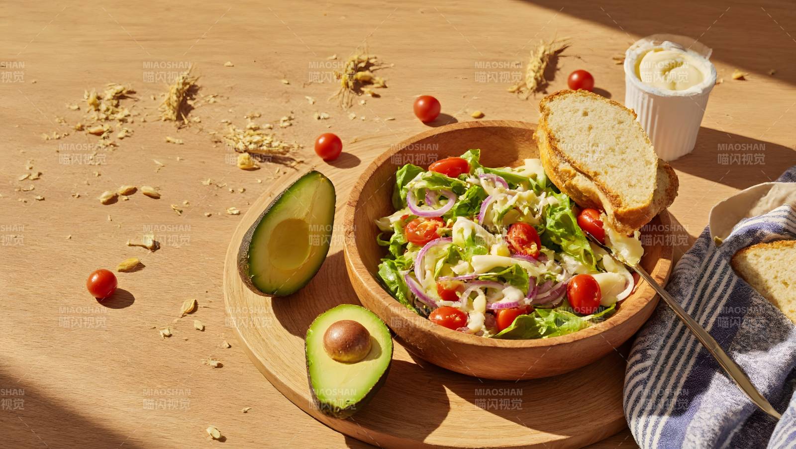 新鲜沙拉配牛油果图片