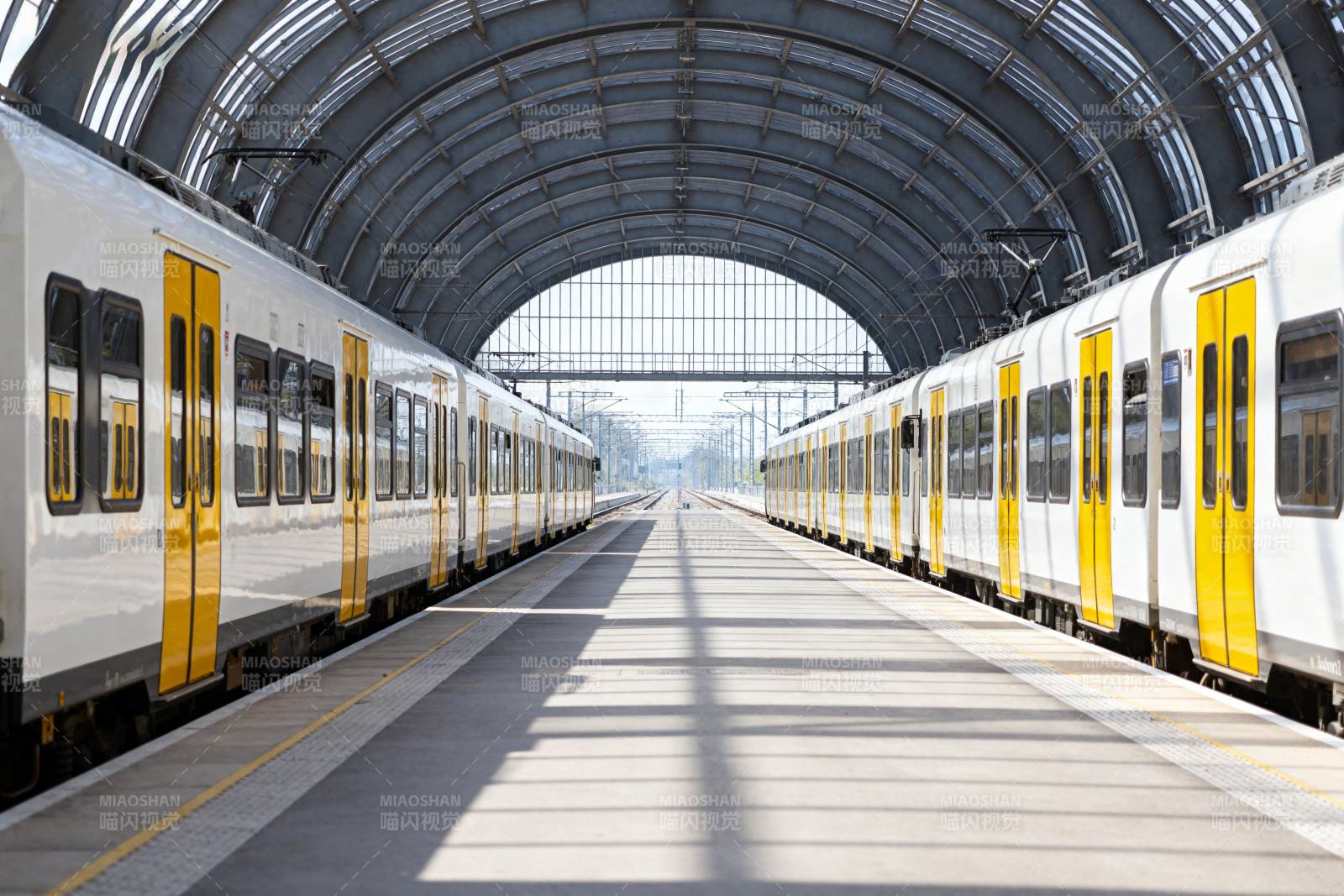 现代地铁站台图片