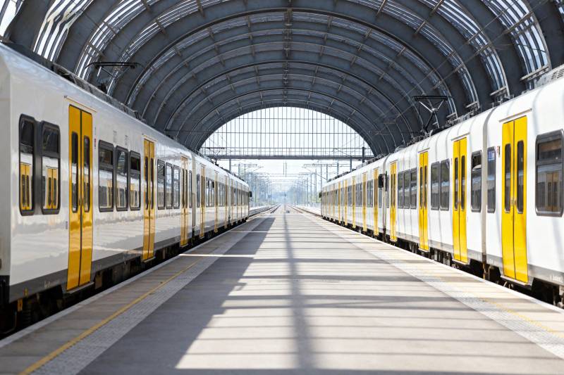 现代地铁站台图片