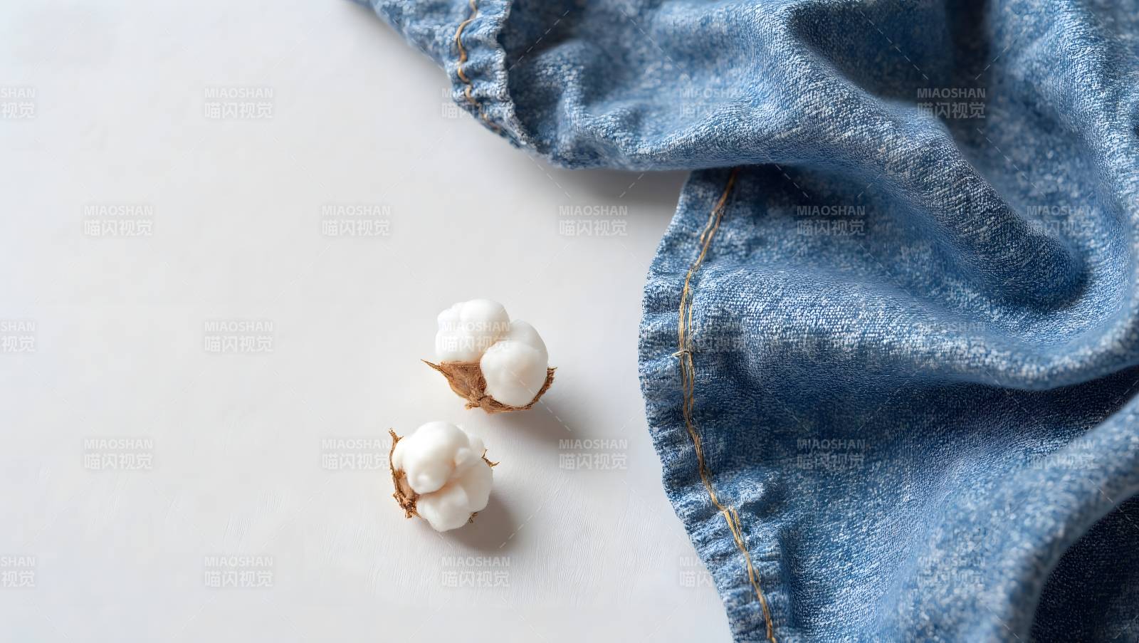 棉絮与牛仔布图片