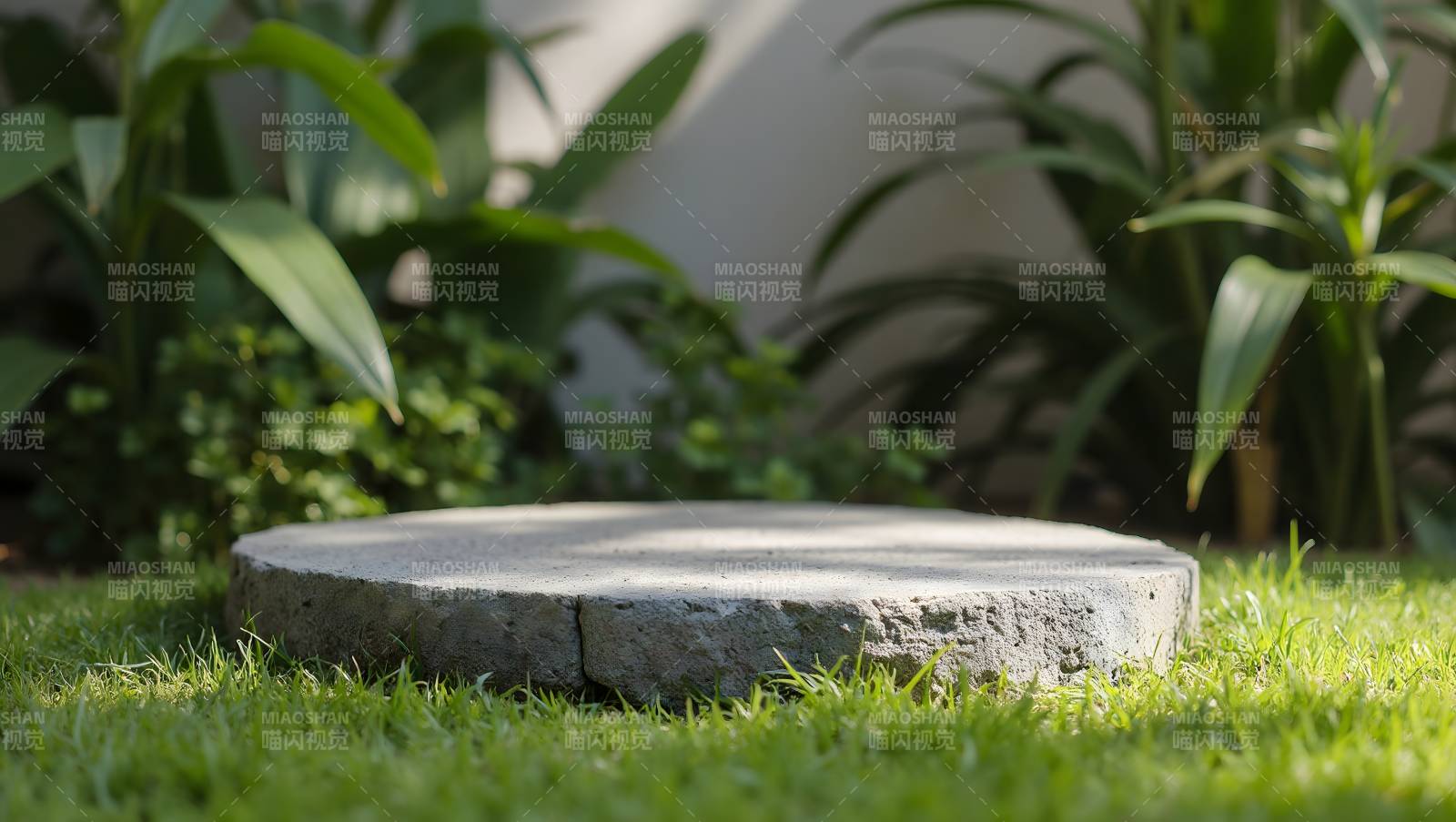 石凳静卧绿茵中图片