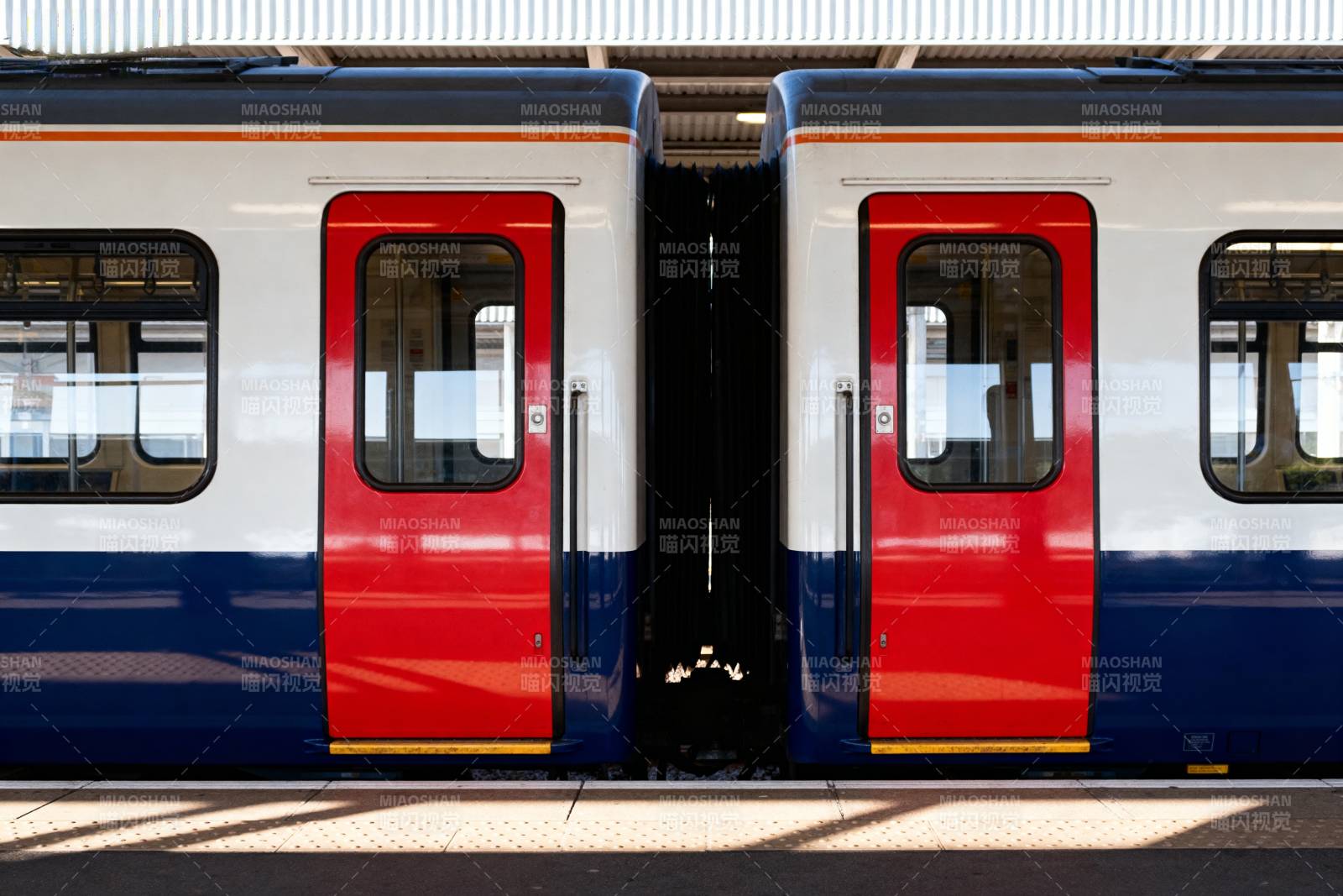 地铁车厢门开启图片