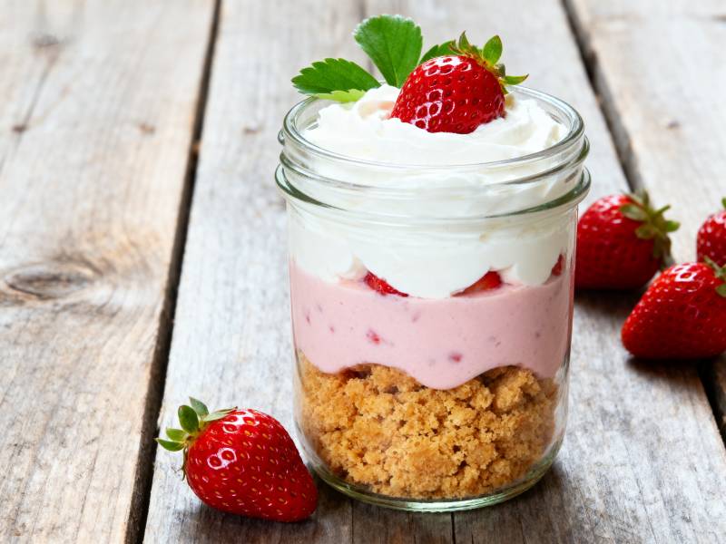 草莓酸奶杯图片