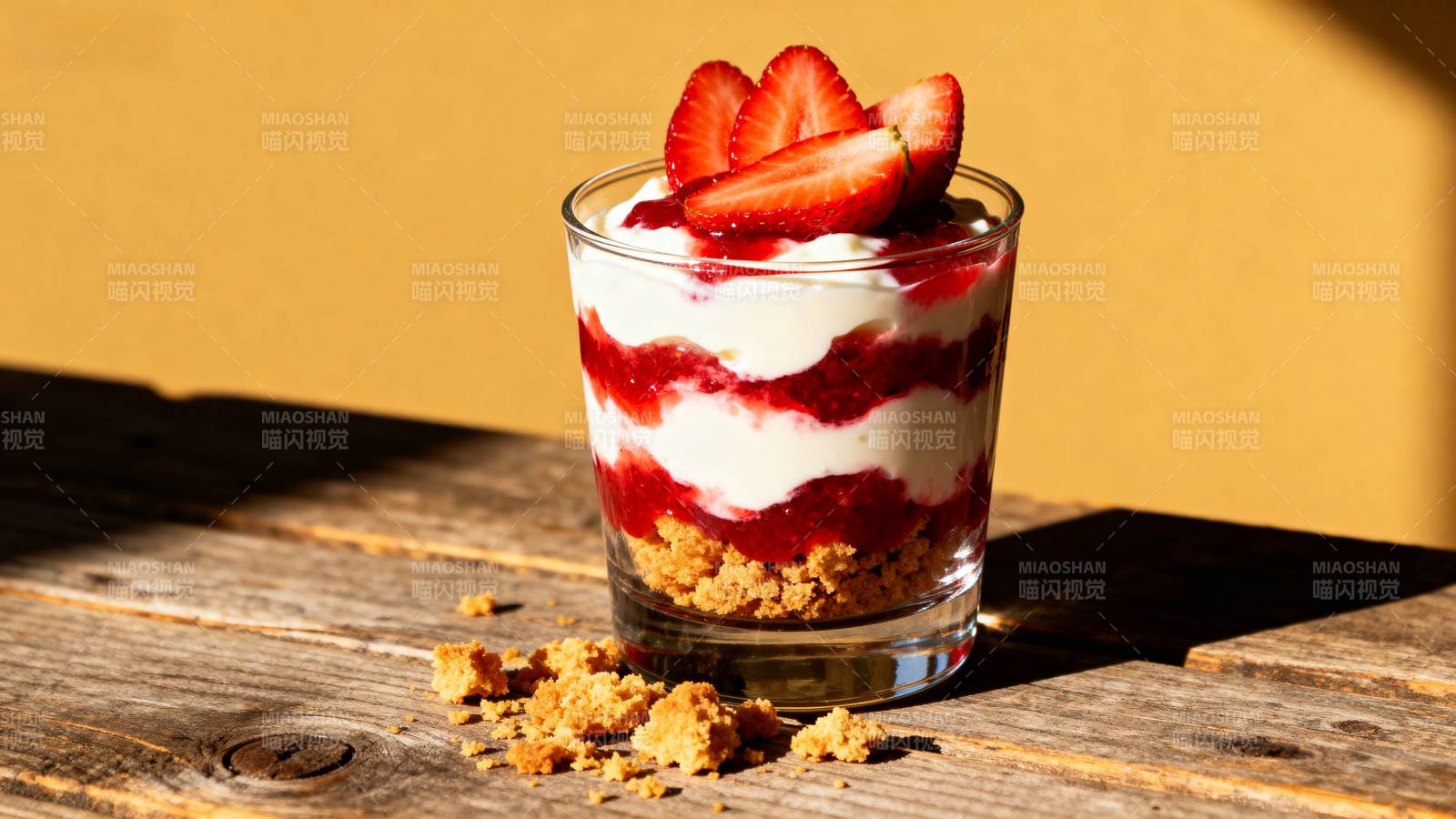 草莓奶油杯图片