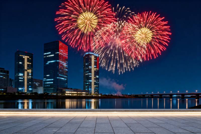 城市夜空烟花绽放图片