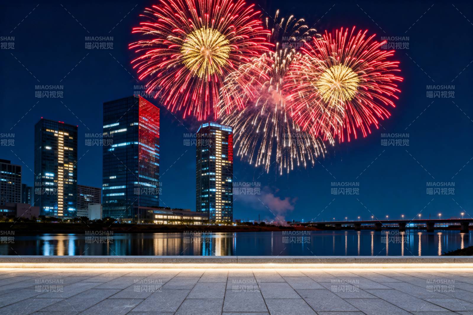 城市夜空烟花绽放图片