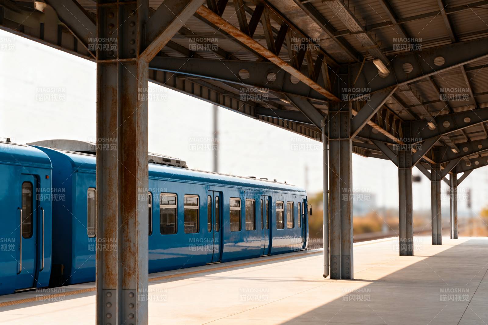 蓝色列车停靠站台图片
