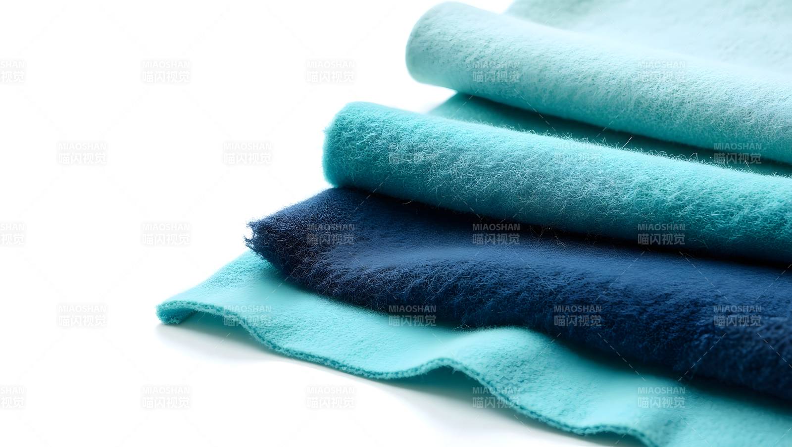 叠放的毛巾图片