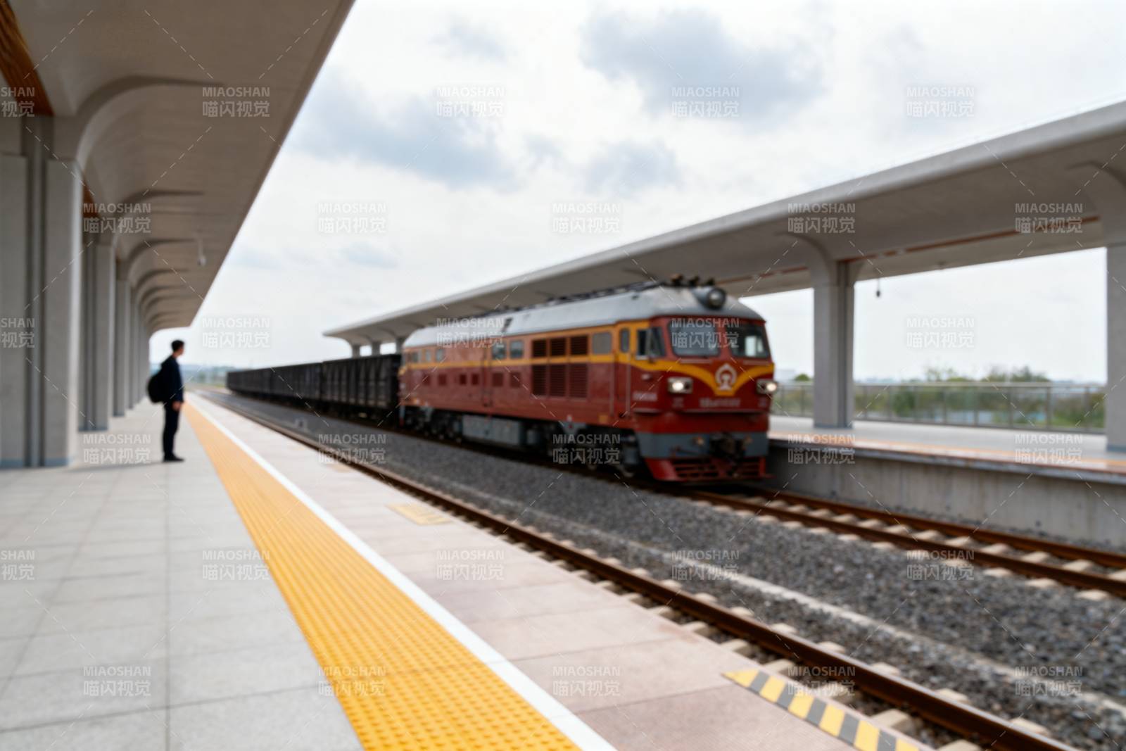 火车进站 一人候车图片