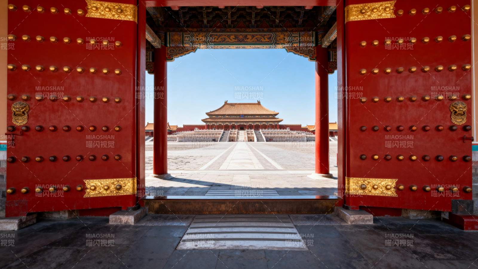 故宫红门映金殿图片