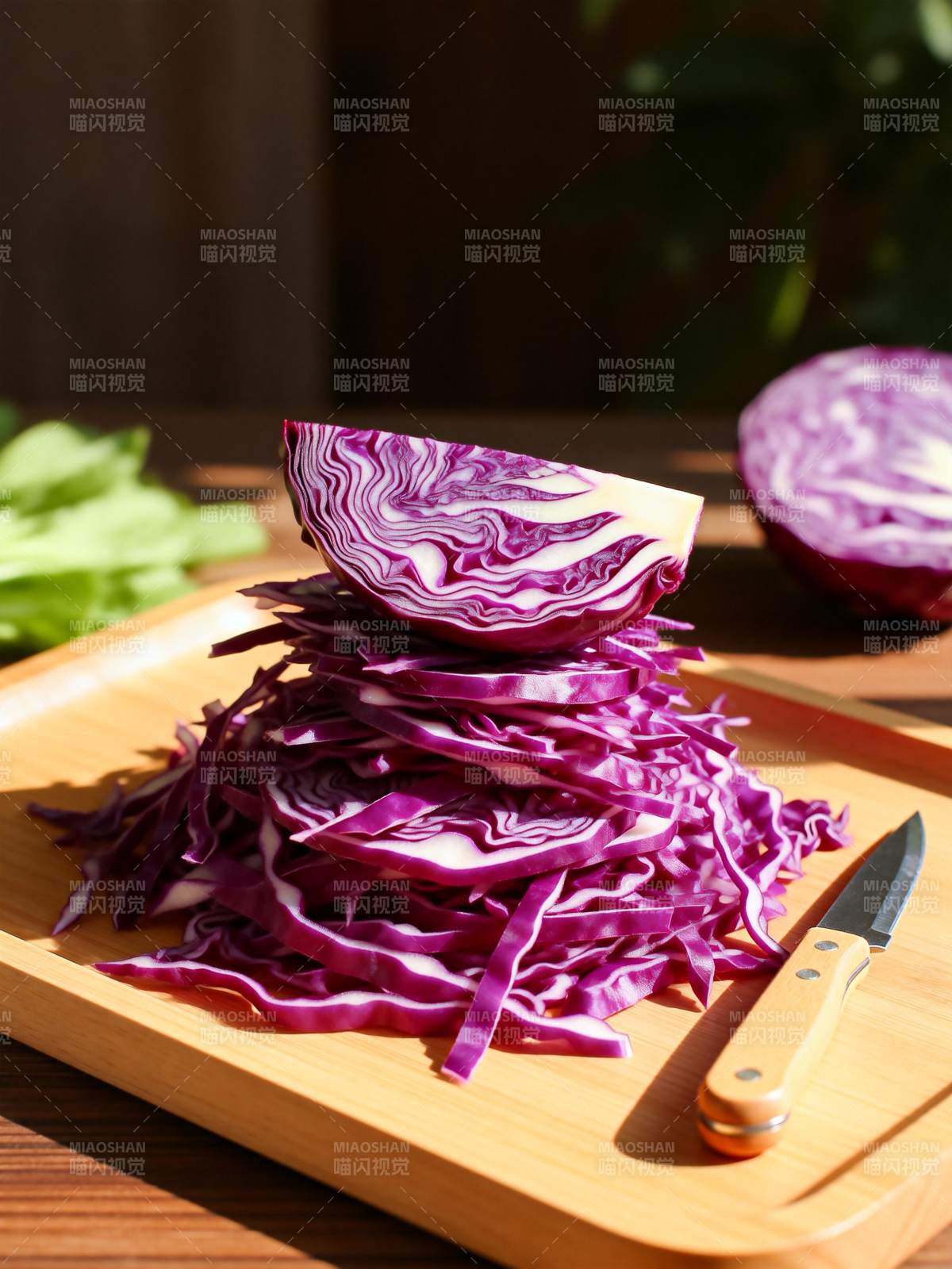 紫甘蓝切丝准备中图片