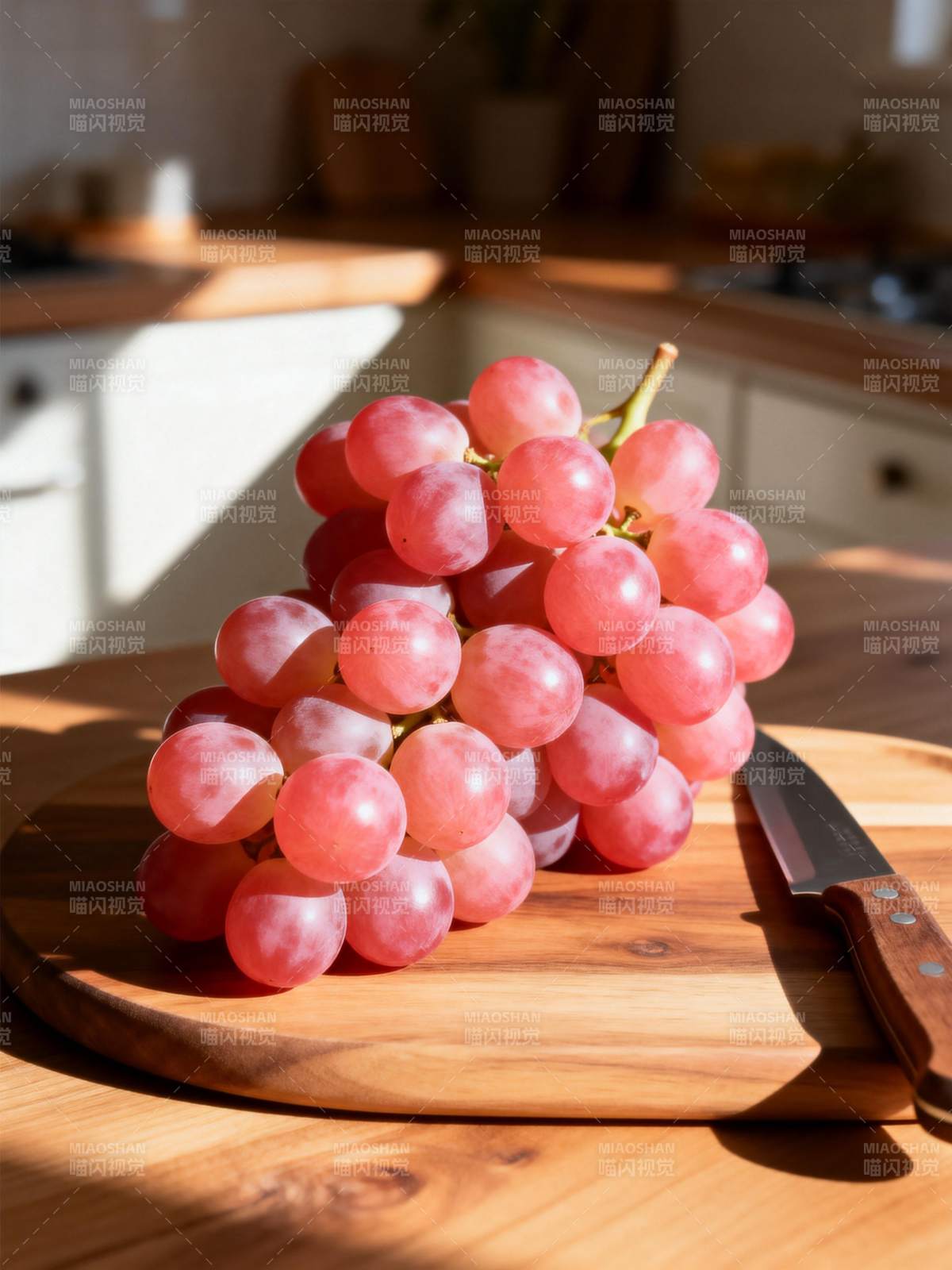 阳光下的红葡萄图片